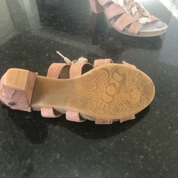 Leather, wood soled heeled sandals. Tan leather with over stitching. - Picture 7 of 8